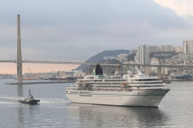 Staying　5　hours　on　cruise　ship　in　Busan　raises　sales　30%:　study