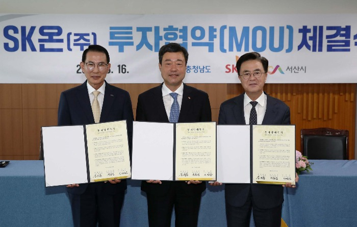 SK On Chief Executive Jee Dong-seob (center)