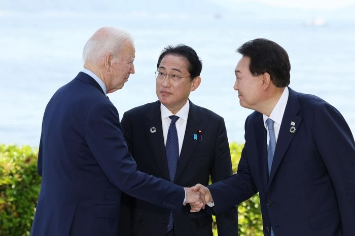 President　Biden,　Japanese　Prime　Minister　Fumio　Kishida　and　South　Korean　President　Yoon　Suk　Yeol　at　the　Group　of　Seven　leaders　summit　in　Hiroshima,　Japan,　earlier　this　year. PHOTO: BLOOMBERG　NEWS/PRESS　POOL