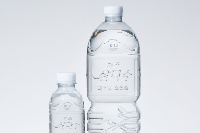 S.Korea’s　convenience　stores　sell　bottled　water　without　plastic　labels　　