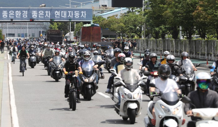 Hyundai　Motor's　morning-shift　workers　leave　the　Ulsan　factory　main　gate　after　work