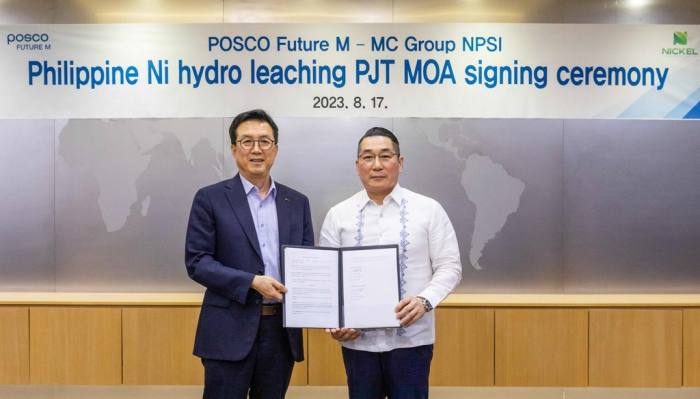 POSCO　Future　M　President　Kim　Joon-hyung　(left),　MC　Group　Chairman　Michael　Chen　on　Aug.　17　(Courtesy　of　POSCO　Future　M)