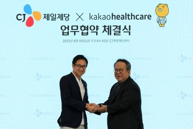 Pak　Minsok,　Head　of　CJ　CheilJedang　Foods　(left)　and　Hwang　Hee,　CEO　of　Kakao　Healthcare 