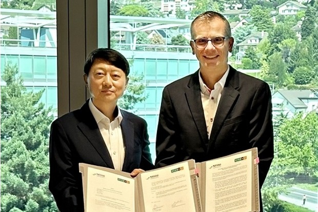 Hyundai　Department　Store　Group　CEO　Jang　Ho-jin　and　Nestlé　Health　Science　CEO　Greg　Behar　pose　for　a　photo　after　signing　a　strategic　partnership　agreement　(Courtesy　of　Hyundai　Department　Store　Group)