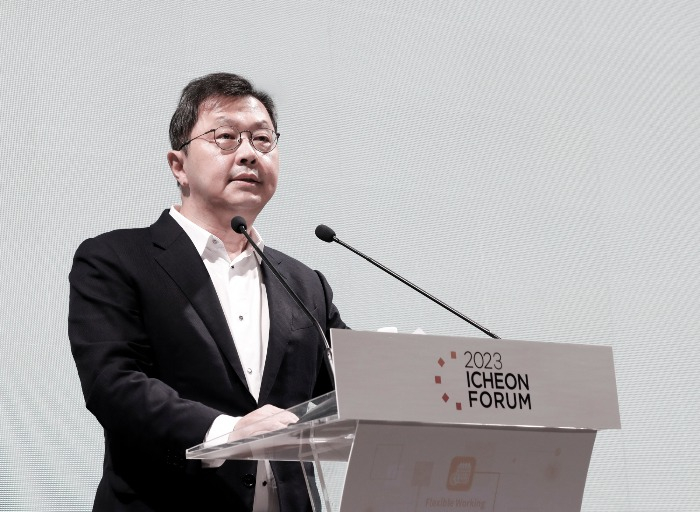 SK　Group　Senior　Vice　Chairman　Chey　Jae-won　gives　an　opening　speech　at　the　2023　Icheon　Forum　on　Aug.　21