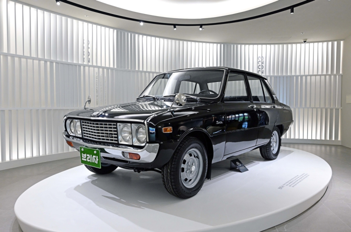 Kia's　restored　Brisa　sedan,　its　first　four-wheel　model,　launched　in　1974