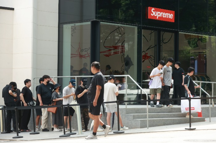 Supreme　Dosan　is　located　near　the　stores　of　luxury　brands　such　as　Hermes,　Ferrari　and　Maserati