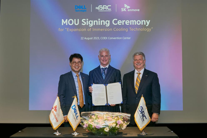 SK　Enmove　CEO　Park　Sang-kyu　(left)　poses　with　Dell　and　GRC　executives　for　a　photo　opportunity　after　signing　an　MOU　on　data　center　coolant　cooperation