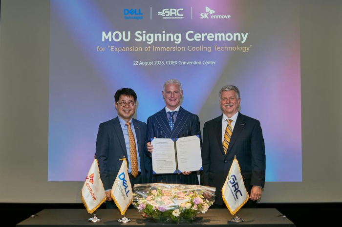 SK Enmove CEO Park Sang-kyu (left) poses with Dell and GRC executives for a photo opportunity after signing an MOU on data center coolant cooperation