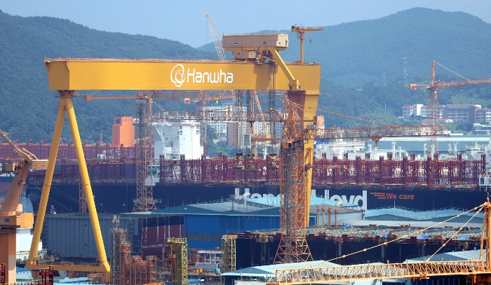 A　gigantic　crane　at　Hanwha　Ocean's　Geoje　shipyard　in　South　Gyeongsang　Province