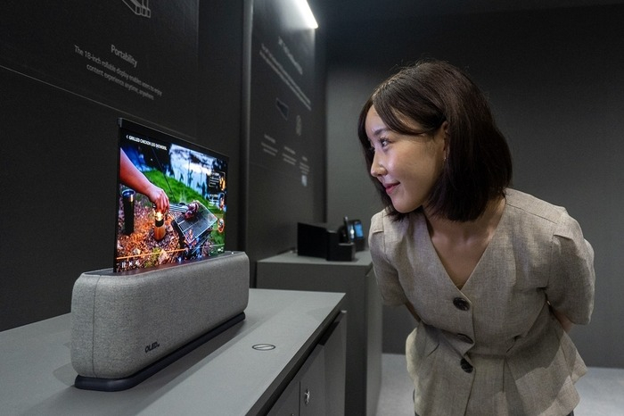 LG Display showcases a 18-inch rollable OLED panel for the premium car market at IMID on Aug. 23 (Courtesy of LG)