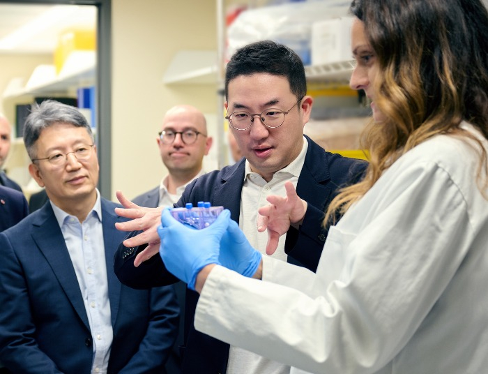 LG Group Chairman Koo Kwang-mo (second from right) at the Dana-Farber Cancer Institute in Boston