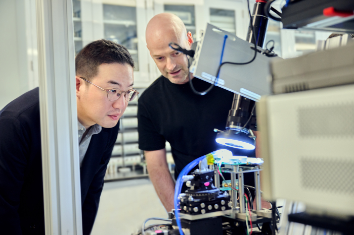 LG Group Chairman Koo Kwang-mo looks into a quantum machine with Xanadu CEO Christian Weedbrook