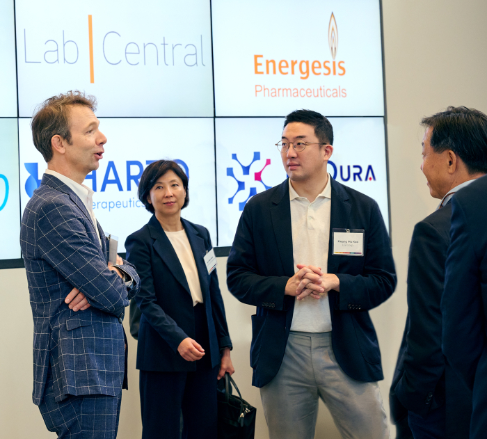 LabCentral　CEO　Johannes　Fruehauf　(left),　LG　Group　Chairman　Koo　Kwang-mo　(second　from　right)