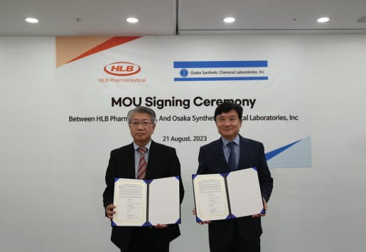 Park Jae-Hyung, CEO of HLB Therapeutics (right), and Shingo Matsumoto, Executive Director of OSCL