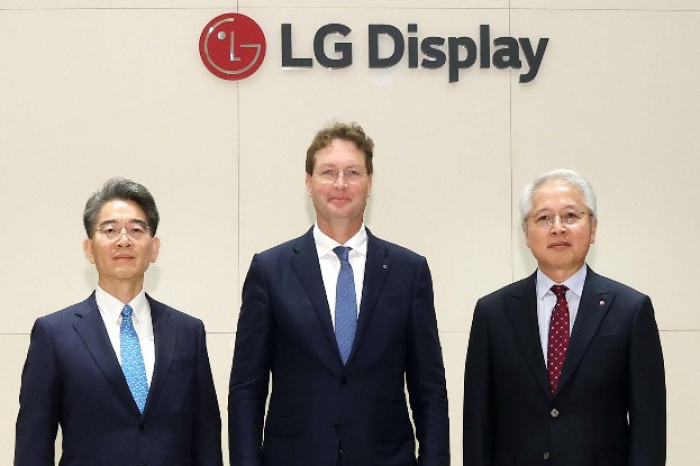 Jeong Ho-young, LG Display President and CEO (from left), Ola Kallenius, chairman of the management board at Mercedes-Benz Group AG, and Kwon Bong-seok, Chief Operating Officer and Vice Chairman of LG Corp.