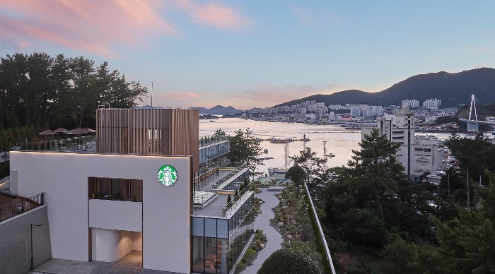 The exterior view of Starbucks 'The Yeosu Dolsan DT'