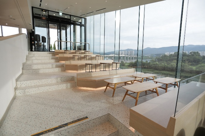 Starbucks　'The　Yangpyeong　DTR'　with　a　view　of　the　Han　River