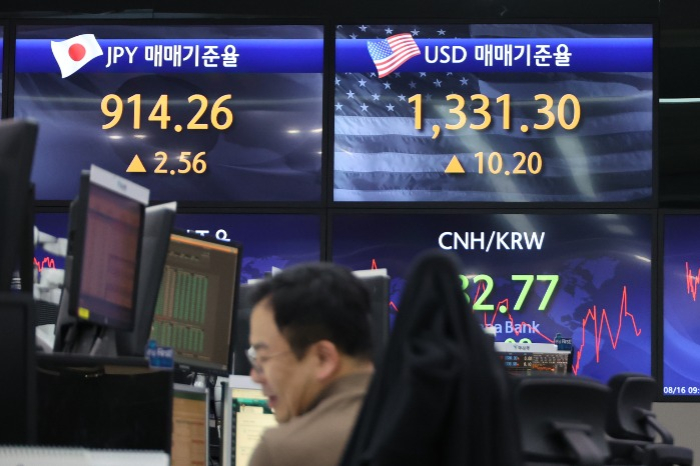 Forex dealing room at Hana Bank in Seoul on Aug. 16, 2023 (Courtesy of Yonhap)