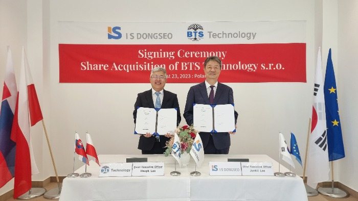 BTS　Technology　Chief　Executive　Lee　Heuyk　(left),　IS　Dongseo　CEO　Lee　Junkil