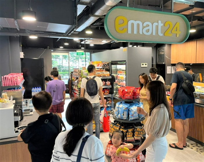 An　E-Mart24　store　in　Singapore　(Courtesy　of　E-Mart24)
