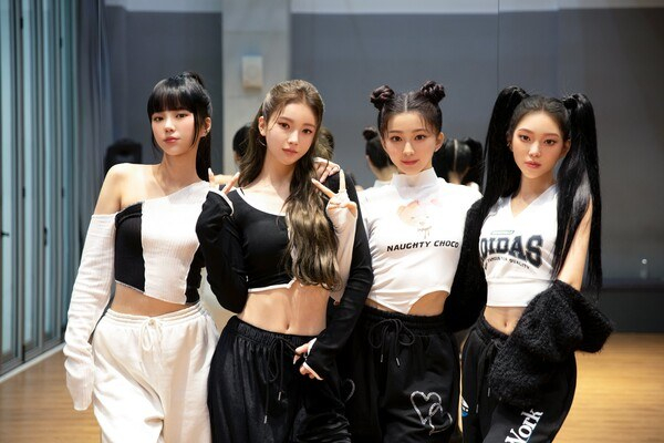 Mave:,　a　virtual　girl　group　launched　by　Kakao　Entertainment　and　Metaverse　Entertainment　(Courtesy　of　Metaverse　Entertainment)