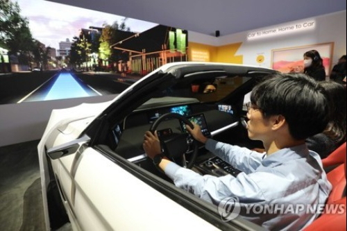 Samsung　Electronics'　Harman　Ready　Care,　a　cutting-edge　driver　monitoring　system　designed　to　detect　a　driver's　level　of　stress　and　distraction　(Courtesy　of　Yonhap　News)
