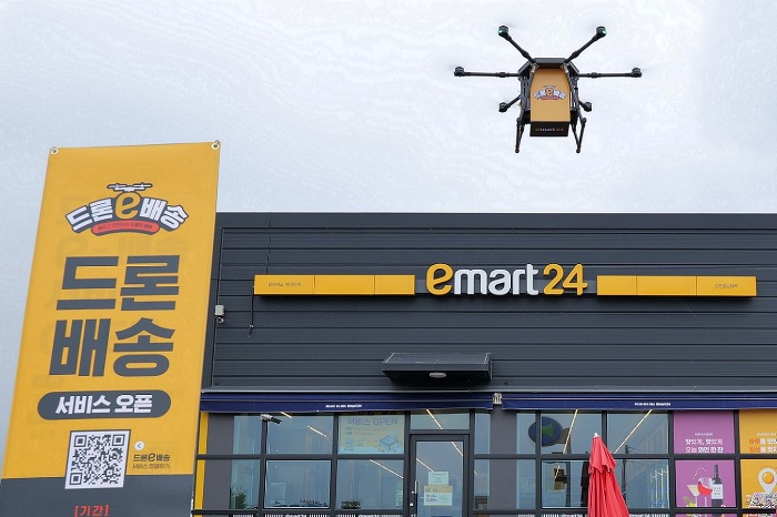 E-Mart24　pilot-operates　drone　delivery　