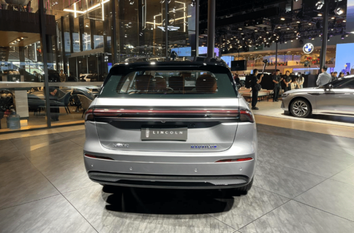 The　Ford　Lincoln　Nautilus　fitted　with　BYD's　NCM　battery　on　display　at　the　Chengdu　Motor　Show