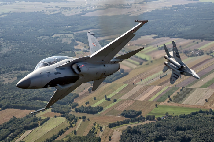 KAI　flies　its　FA-50　fighter　jets　during　the　Radom　Airshow　in　Poland