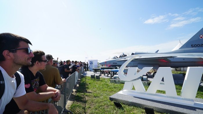 Visitors　to　the　Radom　Airshow　in　Poland　watch　KAI's　FA-50　fighter　jet　on　display