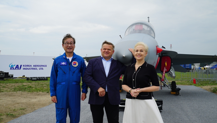 KAI　CEO　Kang　Goo-young　(left)　at　the　Radom　Airshow　in　Poland