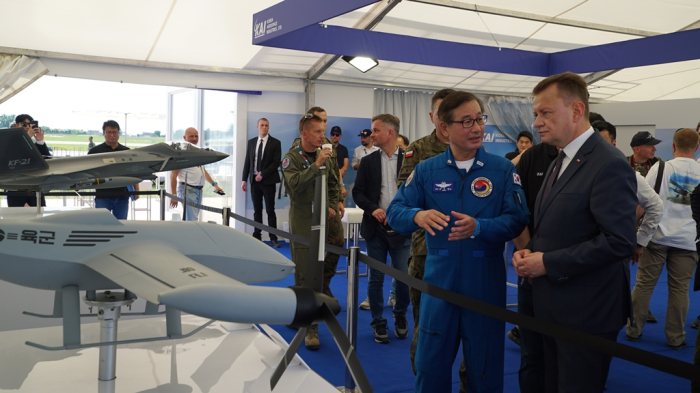 KAI CEO Kang Goo-young (in a pilot's uniform) at the Radom Airshow