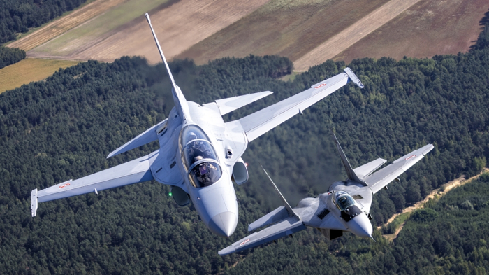 KAI　flies　its　FA-50　fighter　jets　during　the　Radom　Airshow