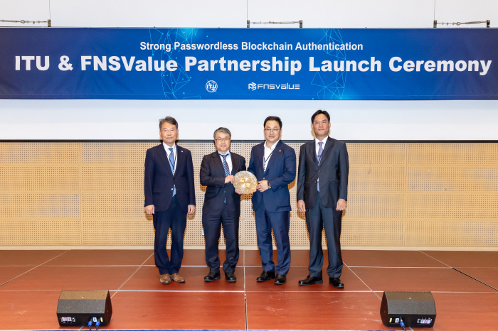 Youm　Heung-Youl,　Soonchunhyang　University　professor　(from　left),　Seizo　Onoe,　Director　of　the　ITU　TSB,　Jeon　Seungju,　FNSValue’s　Chair　&　CEO,　Byun　Young　Han,　Chairman　of　Fintech　Center　Korea,　on　Aug.　28　(Courtesy　of　FNSValue　)