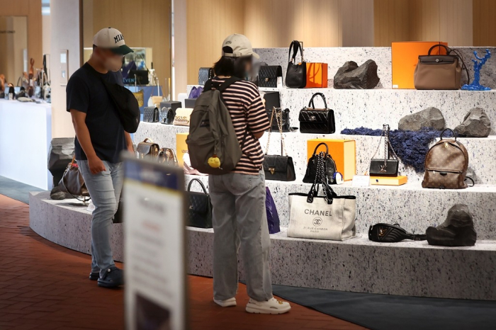 A　used　luxury　goods　shop　at　a　department　store　in　Seoul　(File　photo,　courtesy　of　Yonhap)