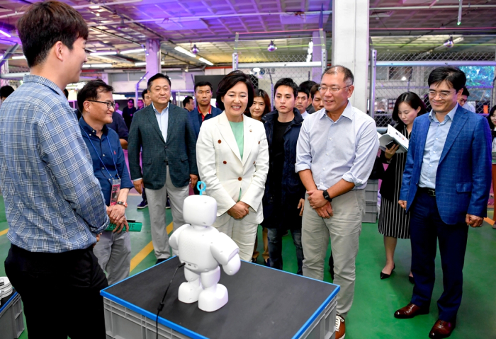 Park Young-sun (center, in white suit), then minister of SMEs and Startups, speaks with Hyundai Motor Chairman Chung Euisun (second from right) at ZERO1NE Day 2019