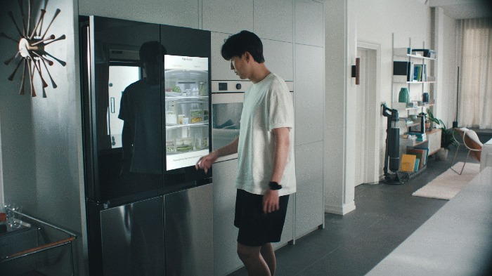 SmartThings'　connected　home　appliances　with　Tottenham　Hotspur　forward　Heung-Min　Son　(Courtesy　of　Samsung　Electronics)