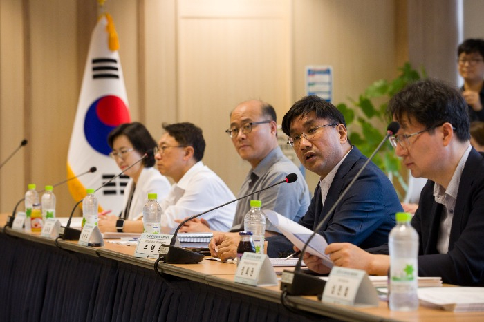 Vice　Minister　for　Science,　Technology　and　Innovation　Joo　Young　Chang　(second　from　right)　at　a　regular　meeting　of　the　Special　Committee　on　National　Strategic　Technology