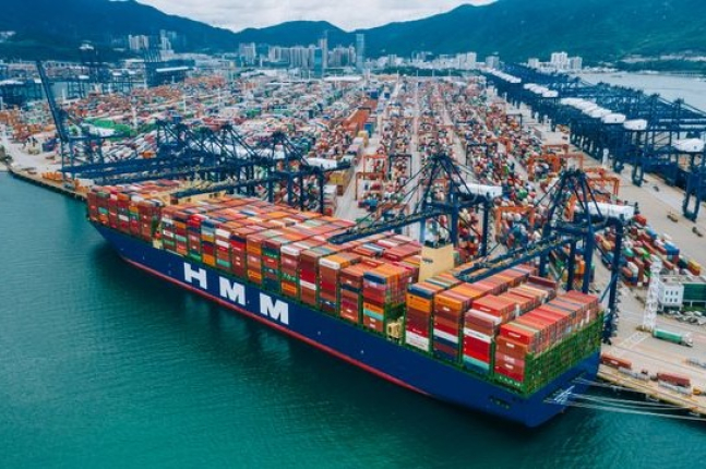 HMM　container　ship　(Courtesy　of　HMM)
