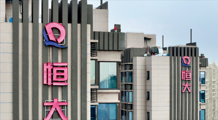 The　Evergrande　logo　is　seen　on　residential　buildings　in　Nanjing,　China