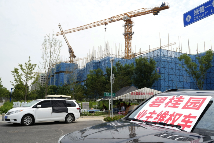 Work　underway　at　a　construction　site　outside　of　Beijing,　carried　out　by　property　development　firm　Country　Garden