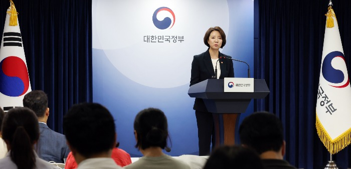 Lee　Young,　Minister　of　SMEs　and　Startups,　speaks　during　a　news　conference　to　announce　comprehensive　policy　measures　to　foster　startups