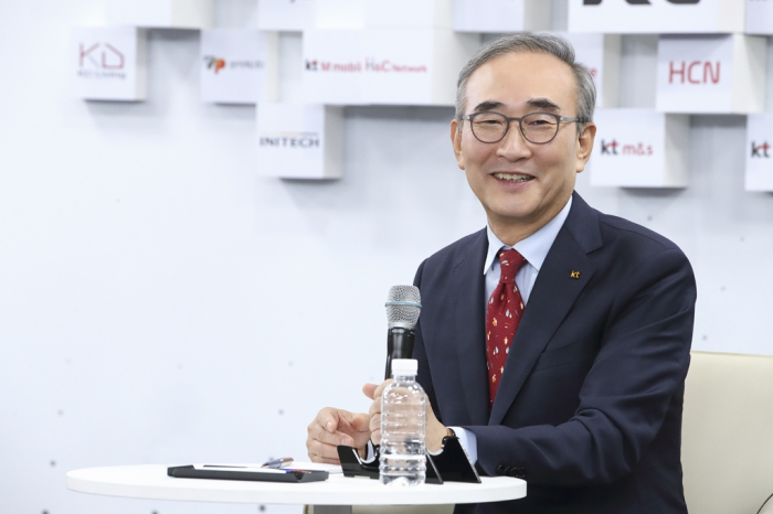 KT's　new　CEO　Kim　Young-shub