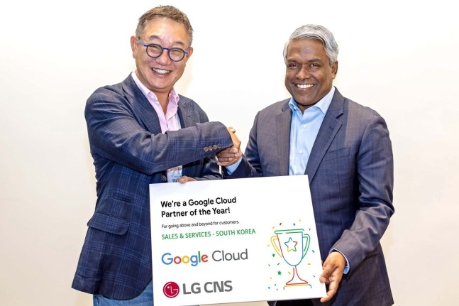 LG CNS CEO Hyun Shin-kyun (left) and Google Cloud CEO Thomas Kurian