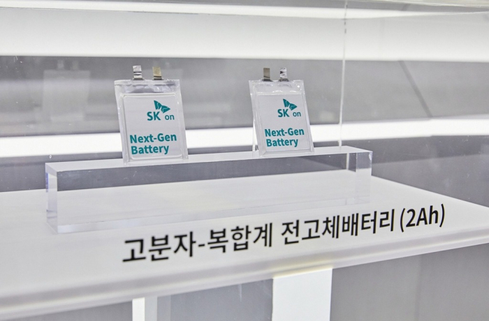 SK　On　showcases　a　solid-state　battery　under　development　at　a　battery　fair　in　Seoul　in　March　2023　(Courtesy　of　SK　On)