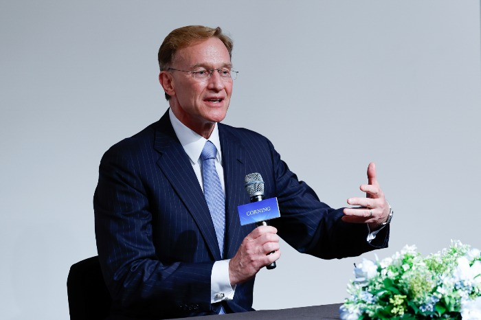 Wendell　Weeks,　chairman　and　chief　executive　of　Corning,　speaks　during　a　news　conference　in　Seoul　on　Aug.　31