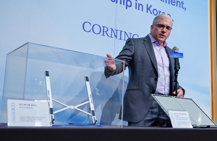 Bill Sheehy, Corning's director of technology, introduces its bendable glass in Seoul on Aug. 31