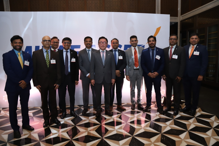 Mirae　Asset　founder　and　Chairman　Park　Hyeon　Joo　(center)　and　company　executives　commemorate　Mirae　Asset　Global　Investments　India’s　15th　anniversary　in　Mumbai　in　January