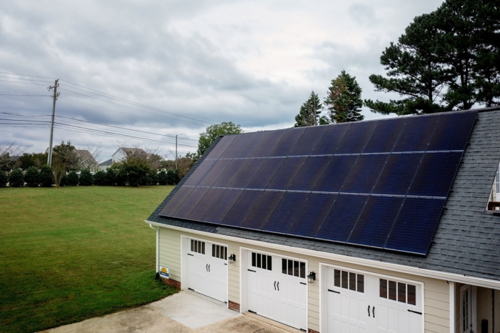 Hanwha　Q　Cells’　solar　module　installed　at　a　garage　in　North　Carolina　(Courtesy　of　Hanwha　Q　Cells)